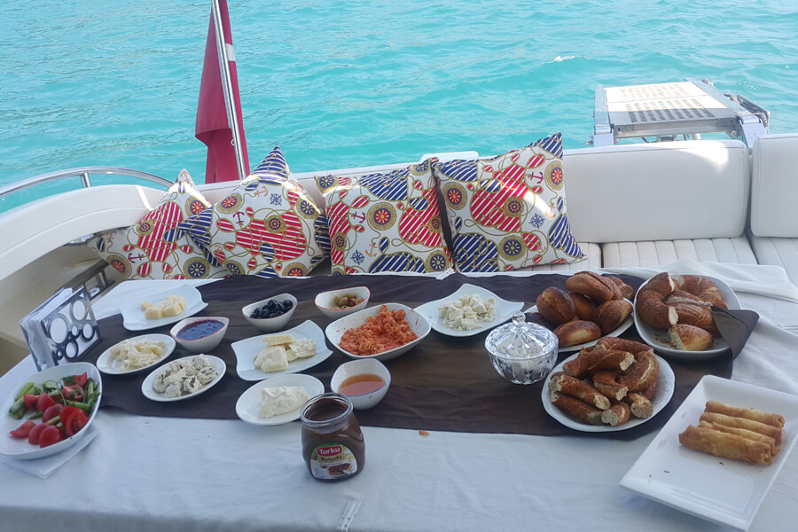 yacht and breakfast fiumicino