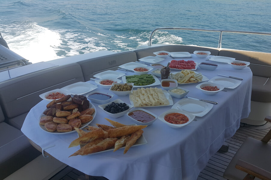 Breakfast on the yacht | Breakfast Tour on a Private Yacht